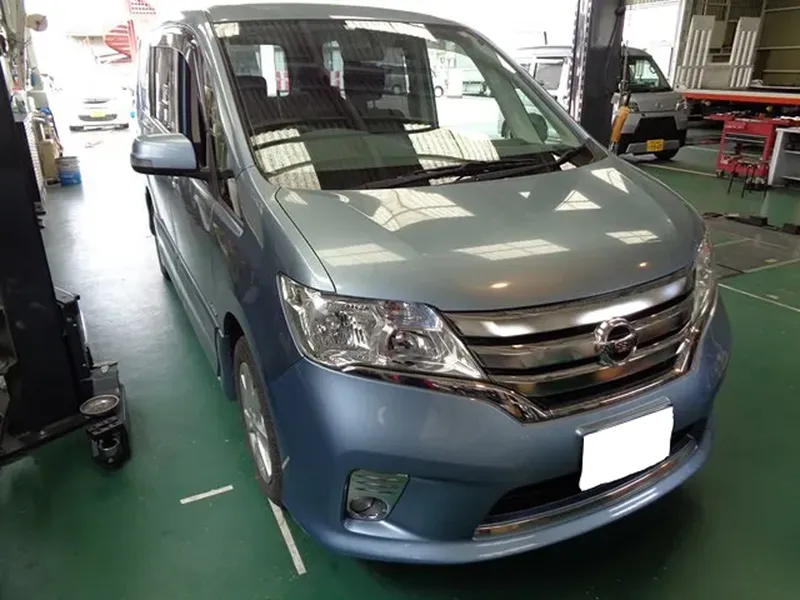 日産セレナのオルタネーター交換作業のイメージ